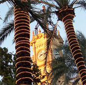 Like every year around about this time the special Christmas lighting will be lit up in the city of Valencia. Hundreds of thousands of lightbulbs and the red carpeting of the shops mark the start of the Christmas festivities. 
